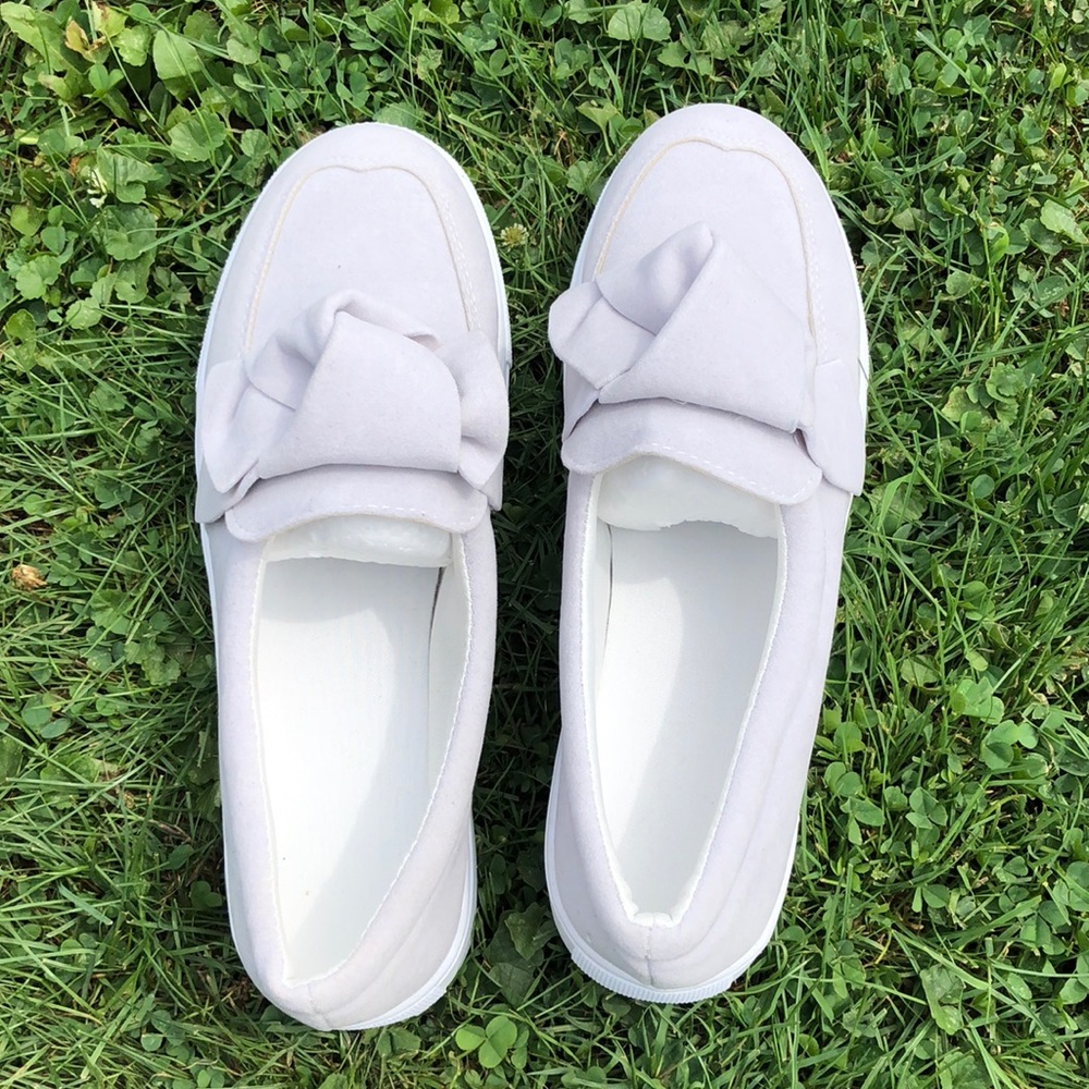 NWOT Sneaker Bow on top